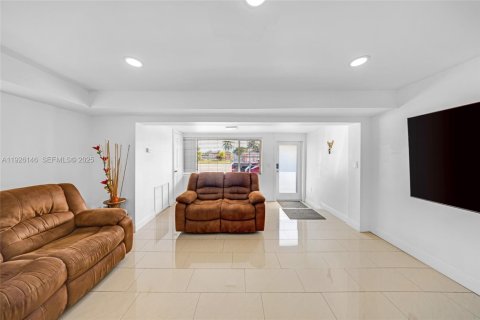House in Hialeah, Florida 5 bedrooms, 159.79 sq.m. № 1986678 - photo 7