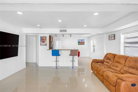 House in Hialeah, Florida 5 bedrooms, 159.79 sq.m. № 1986678 - photo 4