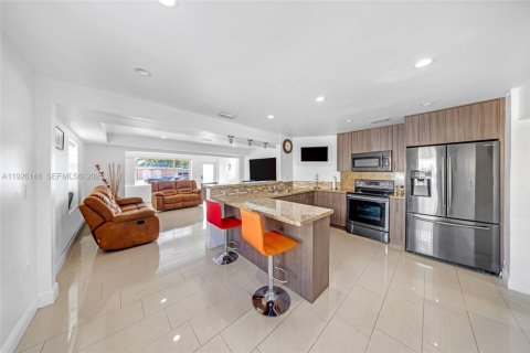 House in Hialeah, Florida 5 bedrooms, 159.79 sq.m. № 1986678 - photo 9