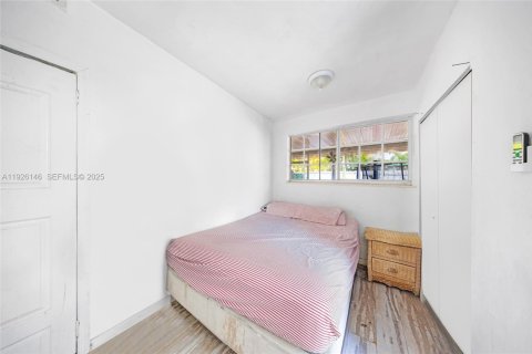 House in Hialeah, Florida 5 bedrooms, 159.79 sq.m. № 1986678 - photo 12