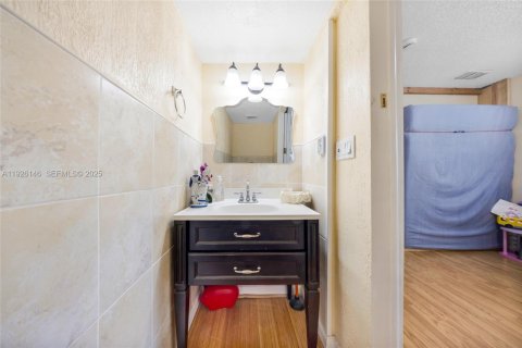 House in Hialeah, Florida 5 bedrooms, 159.79 sq.m. № 1986678 - photo 18