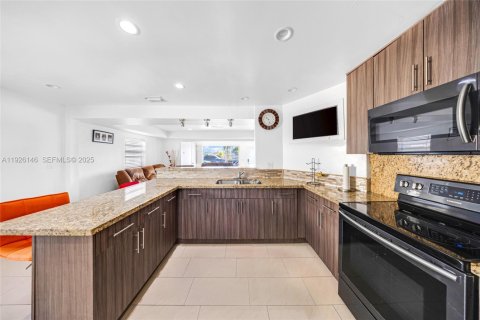 House in Hialeah, Florida 5 bedrooms, 159.79 sq.m. № 1986678 - photo 11