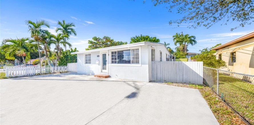 House in Hialeah, Florida 5 bedrooms, 159.79 sq.m. № 1986678