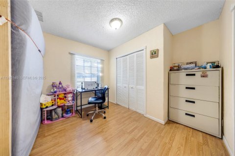 House in Hialeah, Florida 5 bedrooms, 159.79 sq.m. № 1986678 - photo 20