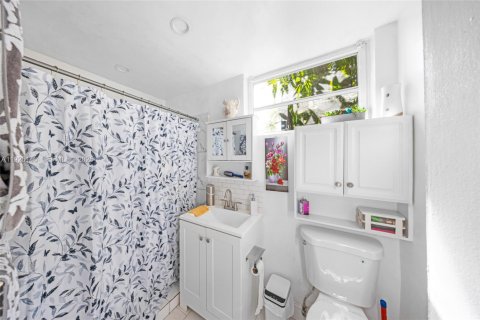 House in Hialeah, Florida 5 bedrooms, 159.79 sq.m. № 1986678 - photo 23