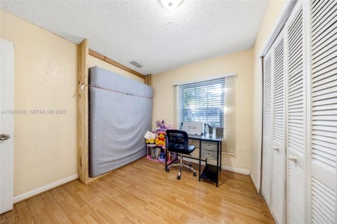 House in Hialeah, Florida 5 bedrooms, 159.79 sq.m. № 1986678 - photo 14