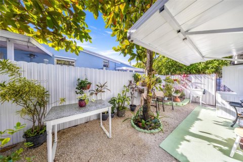 House in Hialeah, Florida 5 bedrooms, 159.79 sq.m. № 1986678 - photo 27