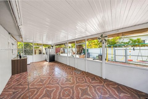 House in Hialeah, Florida 5 bedrooms, 159.79 sq.m. № 1986678 - photo 15