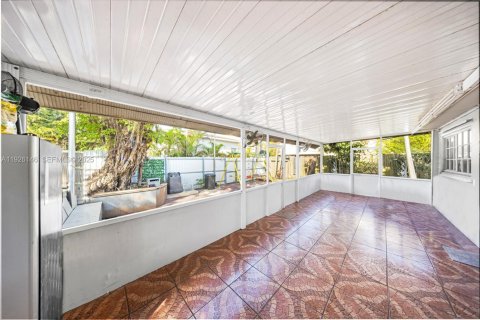 House in Hialeah, Florida 5 bedrooms, 159.79 sq.m. № 1986678 - photo 21