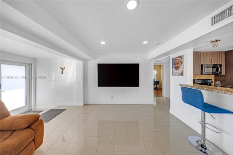 House in Hialeah, Florida 5 bedrooms, 159.79 sq.m. № 1986678 - photo 2