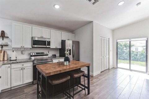 Casa en alquiler en Miami, Florida, 3 dormitorios, 123.56 m2 № 2059977 - foto 8