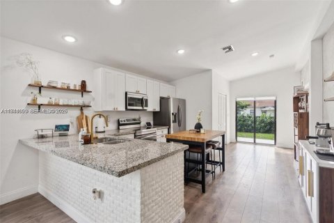 Casa en alquiler en Miami, Florida, 3 dormitorios, 123.56 m2 № 2059977 - foto 6