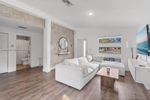 Casa en alquiler en Miami, Florida, 3 dormitorios, 123.56 m2 № 2059977 - foto 2