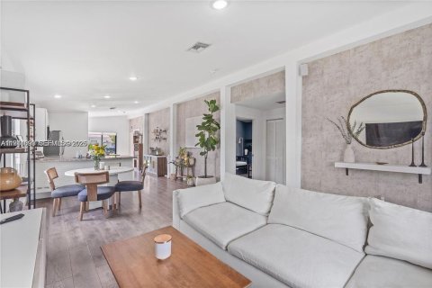 Casa en alquiler en Miami, Florida, 3 dormitorios, 123.56 m2 № 2059977 - foto 4