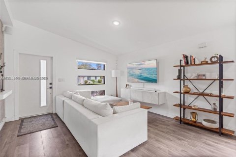 Casa en alquiler en Miami, Florida, 3 dormitorios, 123.56 m2 № 2059977 - foto 3