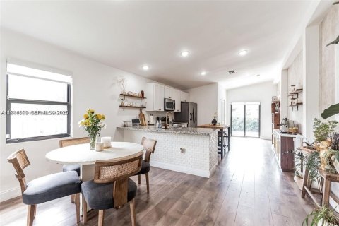 Casa en alquiler en Miami, Florida, 3 dormitorios, 123.56 m2 № 2059977 - foto 5