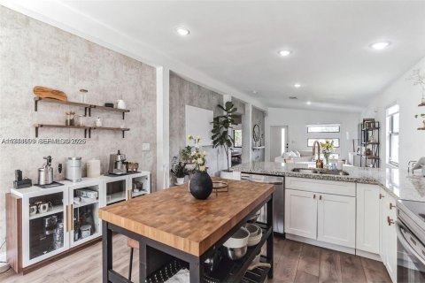 Casa en alquiler en Miami, Florida, 3 dormitorios, 123.56 m2 № 2059977 - foto 7