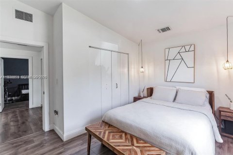 Casa en alquiler en Miami, Florida, 3 dormitorios, 123.56 m2 № 2059977 - foto 13