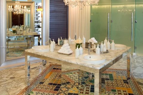 Condo in Miami, Florida, 2 bedrooms  № 1929120 - photo 13