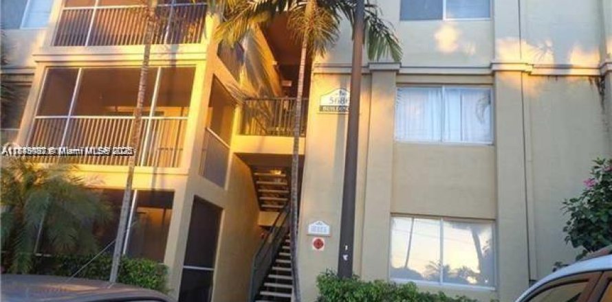 Condominio en Tamarac, Florida, 1 dormitorio  № 2077070