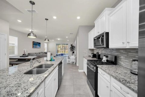 House in Davenport, Florida 7 bedrooms, 295.06 sq.m. № 2393663 - photo 8