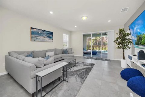 House in Davenport, Florida 7 bedrooms, 295.06 sq.m. № 2393663 - photo 18