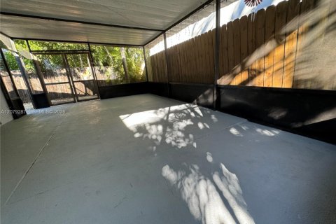House in Hollywood, Florida 3 bedrooms, 85.1 sq.m. № 2328990
