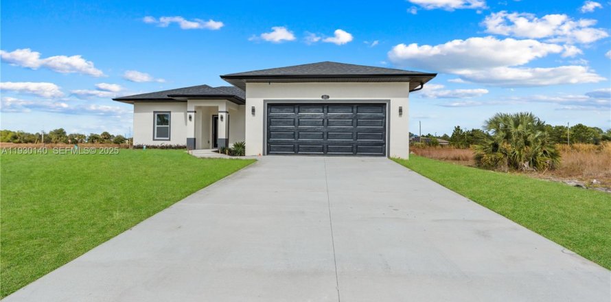 House in Lehigh Acres, Florida 3 bedrooms № 1988674