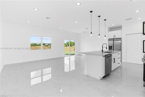 House in Lehigh Acres, Florida 3 bedrooms № 1988674 - photo 9