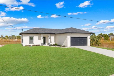 House in Lehigh Acres, Florida 3 bedrooms № 1988674 - photo 4