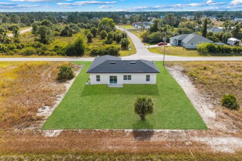 House in Lehigh Acres, Florida 3 bedrooms № 1988674 - photo 2