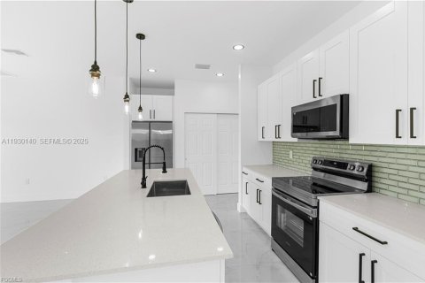 House in Lehigh Acres, Florida 3 bedrooms № 1988674 - photo 6