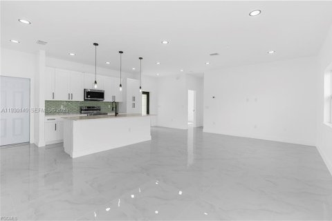 House in Lehigh Acres, Florida 3 bedrooms № 1988674 - photo 8