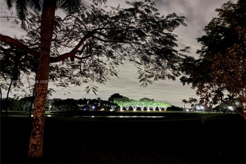 Снять в аренду кондоминиум в Уэстон, Флорида 3 спальни, 144.93м2, № 2047978 - фото 9