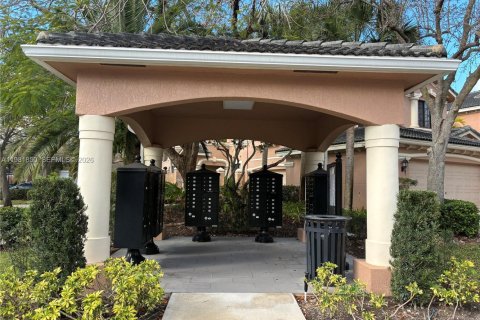 Снять в аренду кондоминиум в Уэстон, Флорида 3 спальни, 144.93м2, № 2047978 - фото 4