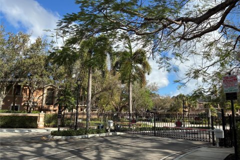 Снять в аренду кондоминиум в Уэстон, Флорида 3 спальни, 144.93м2, № 2047978 - фото 2