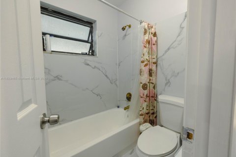 Casa en venta en Miami Gardens, Florida, 4 dormitorios, 193.14 m2 № 1802540 - foto 15
