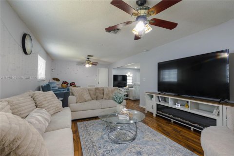 Casa en venta en Miami Gardens, Florida, 4 dormitorios, 193.14 m2 № 1802540 - foto 9