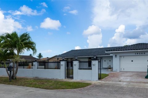 Casa en venta en Miami Gardens, Florida, 4 dormitorios, 193.14 m2 № 1802540 - foto 2