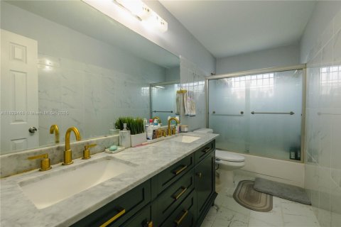 Casa en venta en Miami Gardens, Florida, 4 dormitorios, 193.14 m2 № 1802540 - foto 13