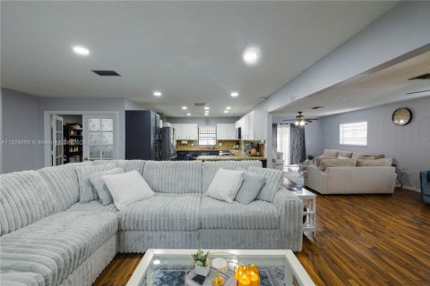 Casa en venta en Miami Gardens, Florida, 4 dormitorios, 193.14 m2 № 1802540 - foto 5