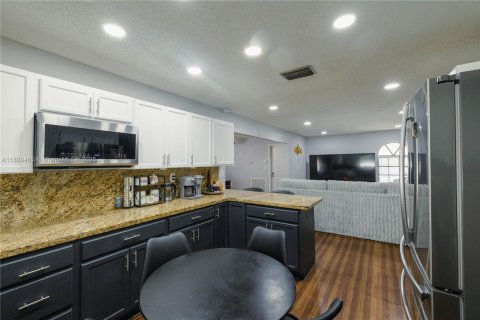 Casa en venta en Miami Gardens, Florida, 4 dormitorios, 193.14 m2 № 1802540 - foto 7