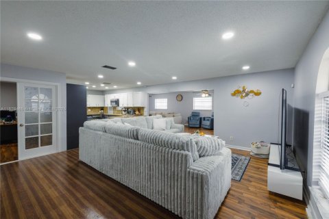 Casa en venta en Miami Gardens, Florida, 4 dormitorios, 193.14 m2 № 1802540 - foto 4