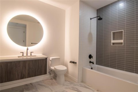 Condo in Saint Petersburg, Florida, 2 bedrooms № 2231503 - photo 11