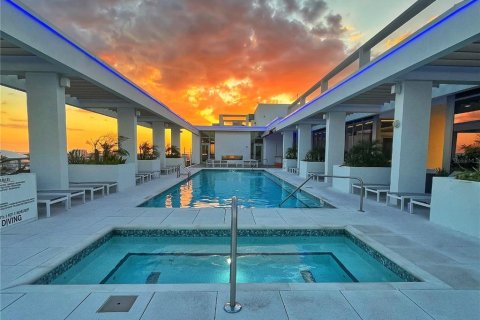 Condo in Saint Petersburg, Florida, 2 bedrooms № 2231503 - photo 3