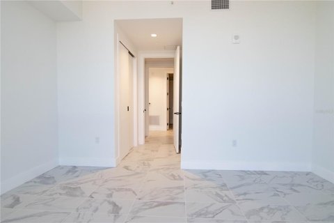 Condo in Saint Petersburg, Florida, 2 bedrooms № 2231503 - photo 13