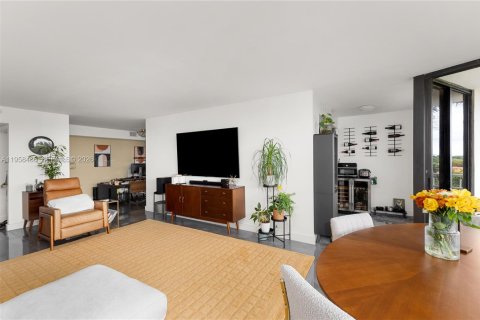 Condo in Miami, Florida, 2 bedrooms  № 2020782 - photo 17