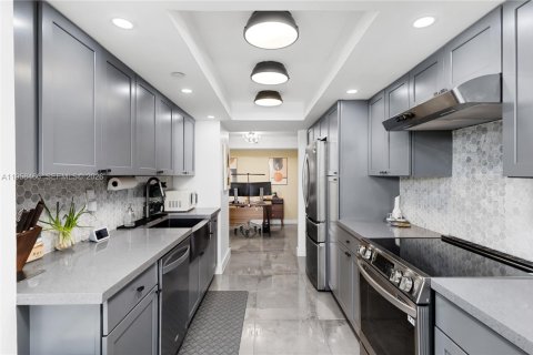 Condo in Miami, Florida, 2 bedrooms  № 2020782 - photo 18