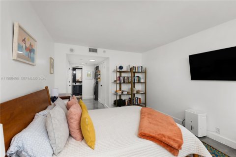 Condo in Miami, Florida, 2 bedrooms  № 2020782 - photo 12