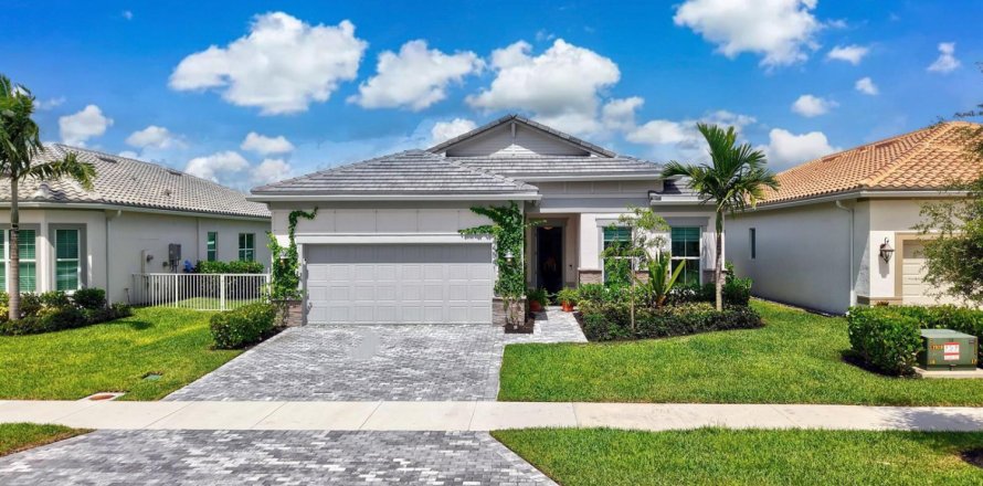 House in Delray Beach, Florida 4 bedrooms, 197.7 sq.m. № 2389938